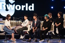 インタビューに応えるUVERworld。 （C)NTV