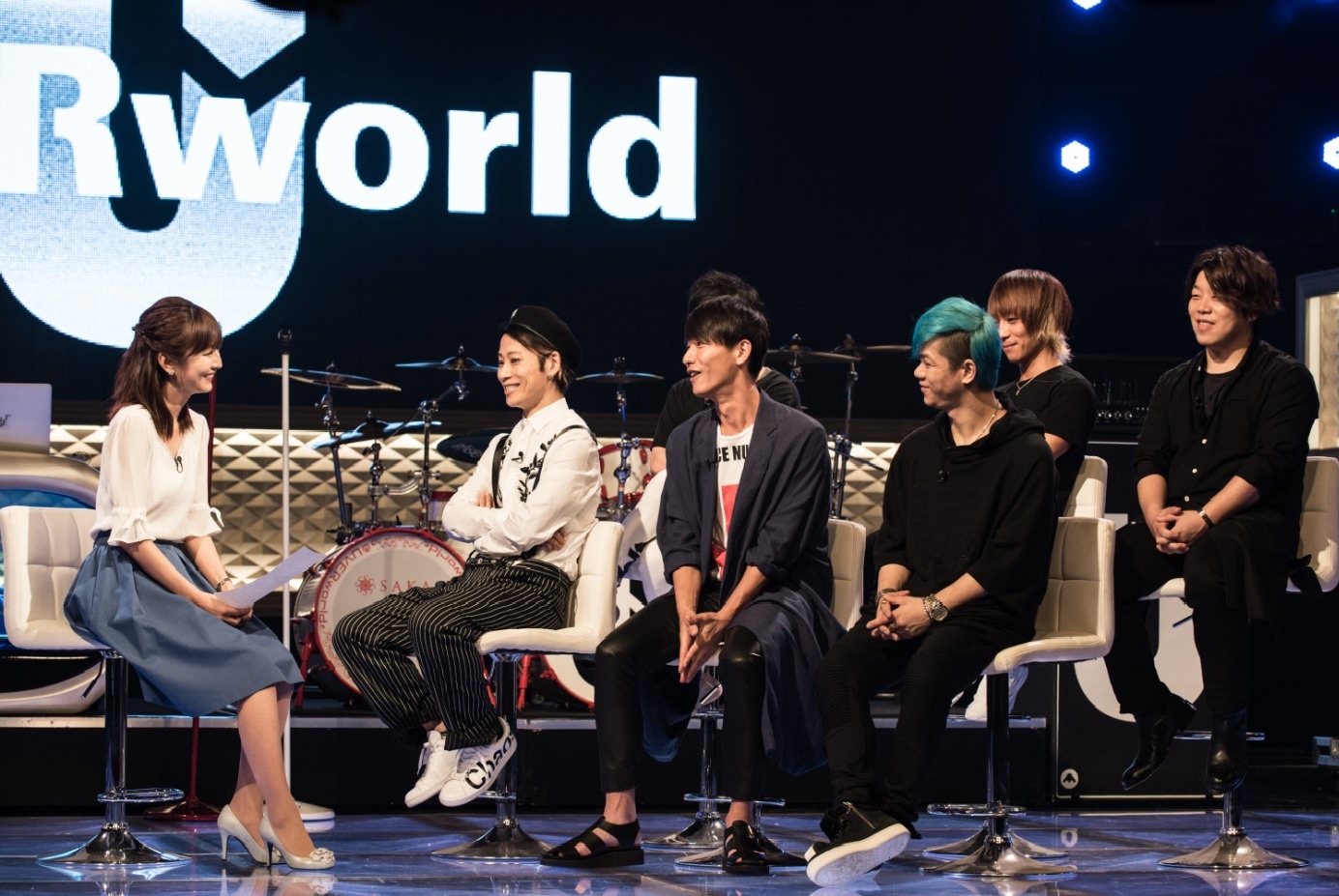 インタビューに応えるUVERworld。 （C)NTV
