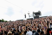 観客の頭上を移動するVAMPS。