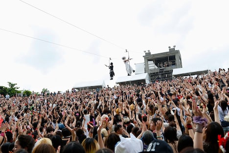 観客の頭上を移動するVAMPS。