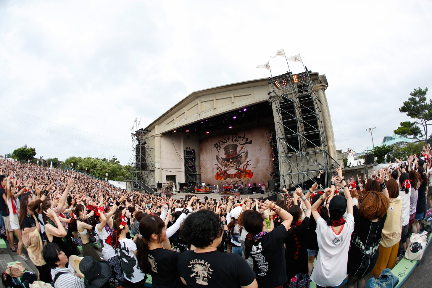 「VAMPS LIVE 2017 BEAST PARTY」8月5日公演の様子。