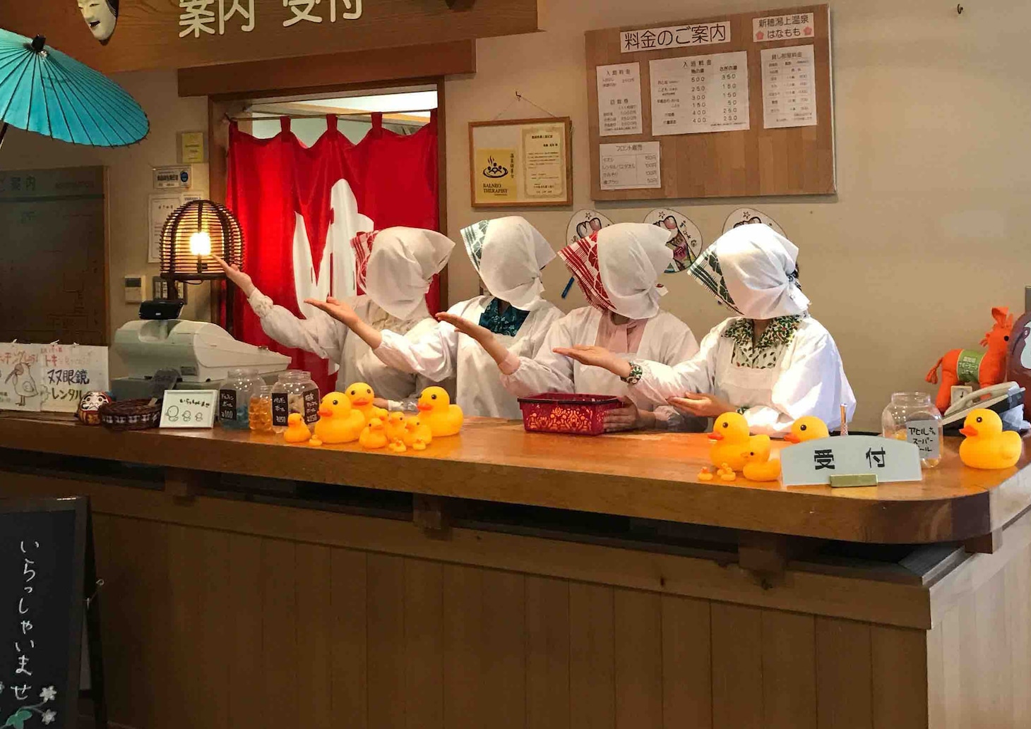 佐渡島温泉の番台に立つ婦人倶楽部。