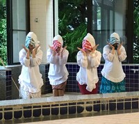 湯船で踊る婦人倶楽部。