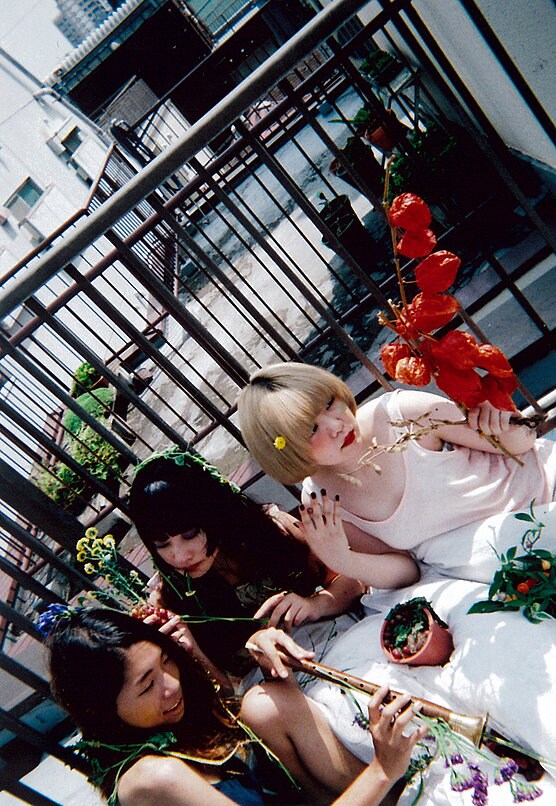 女性スリーピースバンド花園distance、結成8年目の新アルバムは「八」