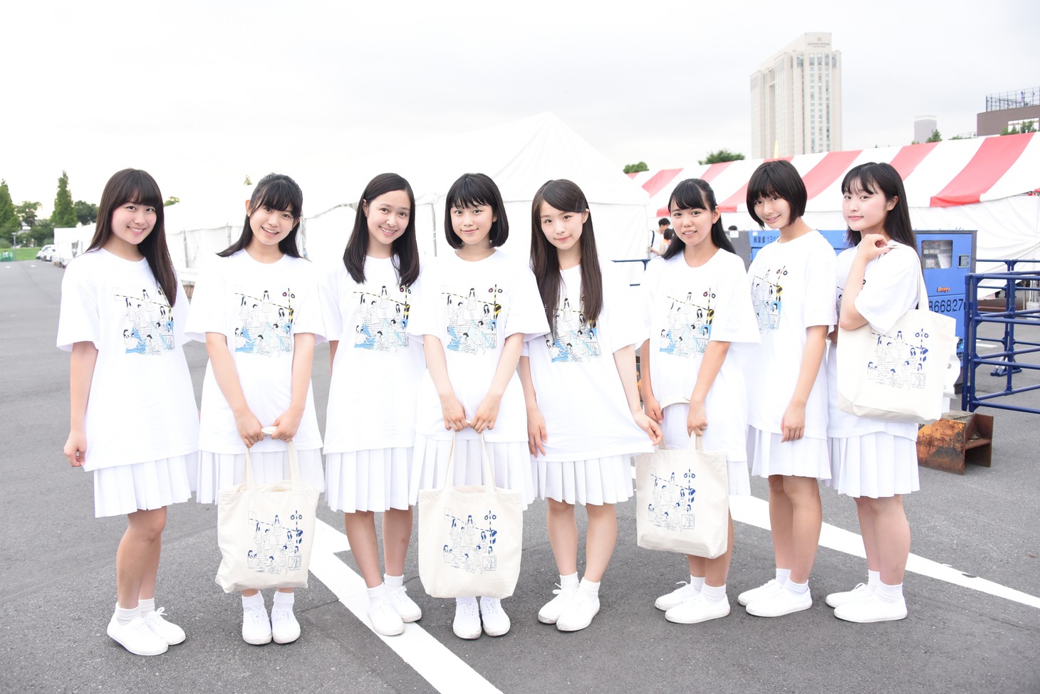 アイドルネッサンス×西村ツチカ Tシャツを着用したアイドルネッサンス。