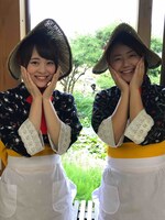 おけさガールズ。左からスベちゃん、つるちゃん。