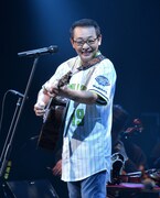 スワローズのユニフォームを着て歌うさだまさし。（写真提供：ユーキャン）