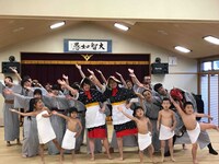 佐渡島温泉でダンスする佐渡市民とおけさガールズ。