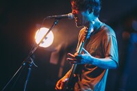 五味岳久（Vo, B / LOSTAGE）（撮影：西槇太一）