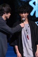 窪田正孝にマイクを向けられる佐野岳。