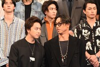 会話するTAKAHIROとAKIRA。