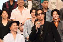 小林直己の真似をするAKIRA。