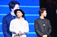 左から登坂広臣、TAKAHIRO。