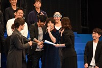 奥浜から名前を呼び間違えられて必死で訂正する山田裕貴（前列中央）と、それを止めに入る窪田正孝（前列左）。