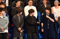 トークの順番を譲り合う林遣都（前列右から2人目）と山田裕貴（前列右）。