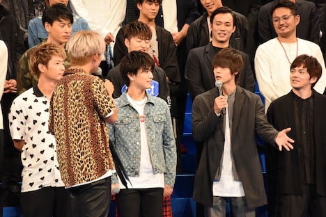 自身が演じたスモーキーを説明する窪田正孝。