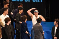 「『ラフな格好で来てくれ』と言われたのに（笑）」と自身の服装をネタにする一ノ瀬ワタル。