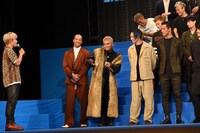 NAOTOから「今日の気温、37度ですよ？（笑）」といじられたELLY（左から3人目）。