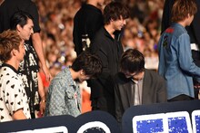 会釈を交わす岩田剛典と窪田正孝。