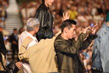 BGMに合わせて踊る小林直己。