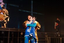 悪代官になってカイ（手前）に悪さをするユースケ（奥）。