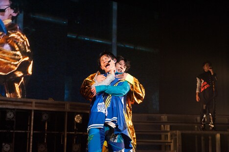 悪代官になってカイ（手前）に悪さをするユースケ（奥）。