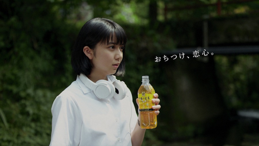キリンビバレッジ「キリン 午後の紅茶」のテレビCM「おちつけ、恋心。」編のワンシーン。