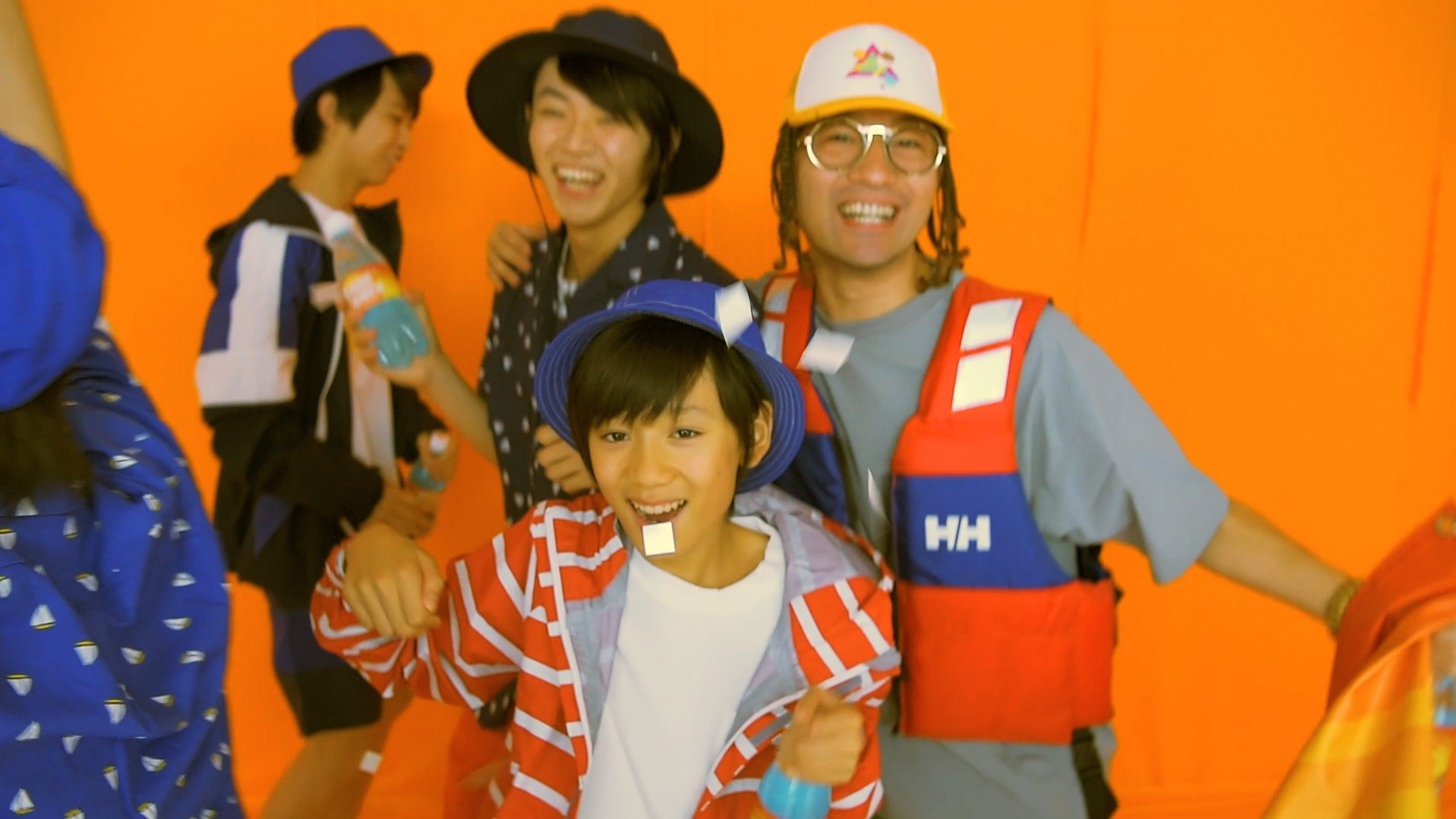 「MAGiC SUMMER feat. MAGiC BOYZ」MVのワンシーン。