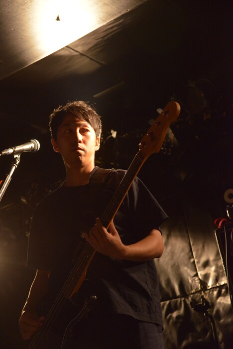 丸山潤（B, Cho）（撮影：野田雅之）