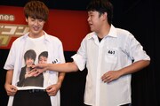 ネタで使用した2ショットTシャツについて説明する第七学園演芸部。