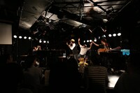 ステージで中村一義らを撮影する小谷美紗子。（撮影：當摩果奈絵）