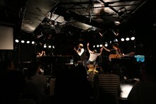 ステージで中村一義らを撮影する小谷美紗子。（撮影：當摩果奈絵）