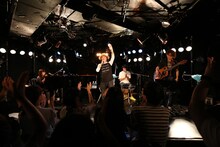 中村一義と小谷美紗子によるアンコールセッションの様子。（撮影：當摩果奈絵）