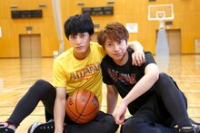 バスケットボールをしながらナビゲートするユースケとコーイチ。(c)フジテレビ