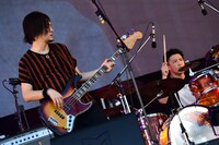 左から小島和也、栗原寿（back number）。