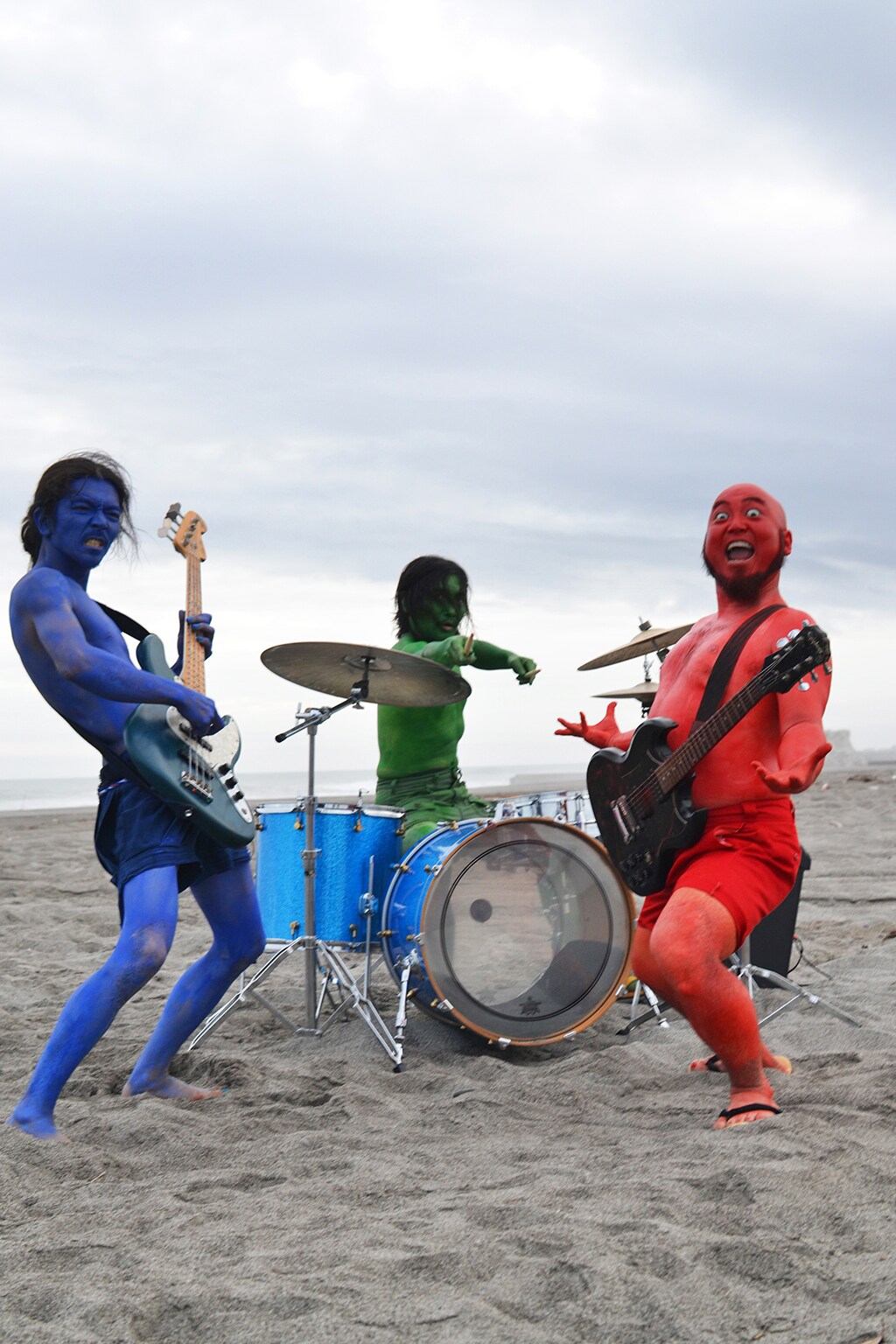 赤青緑のBAZRAが海辺でがなる「マボロシ」MV