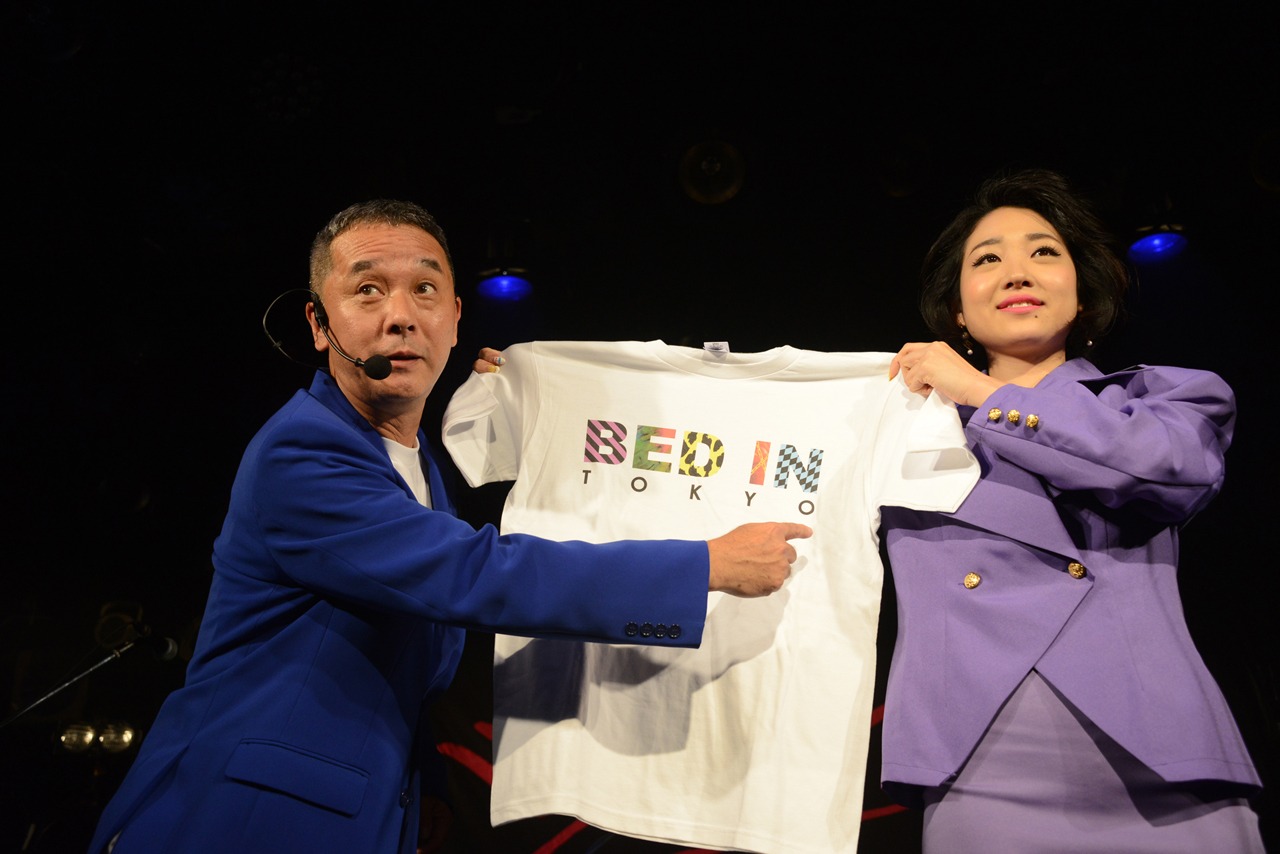 Tシャツを紹介するスペネット北岡。