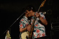 アダムタッチ高橋（B）に耳打ちするポリネシアン・キヨII世（G）。