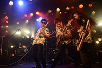 左からポリネシアン・キヨII世（G）、アダムタッチ高橋（B）、舐める派JAPAN（Key）。