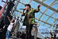 左からJESSE（RIZE、The BONEZ）、Koie（Crossfaith）。