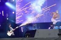 左から喜矢武豊、樽美酒研二（ゴールデンボンバー）。