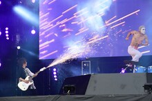 左から喜矢武豊、樽美酒研二（ゴールデンボンバー）。