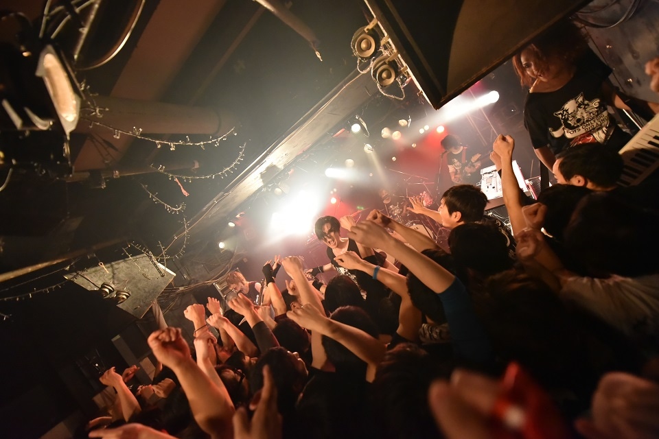 「MATENROU OPERA BOYS ONLY GIG - LIVE摩天狼2017-」の様子。