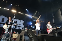 ストレイテナーのライブに飛び入りしたKj（右から2人目）。