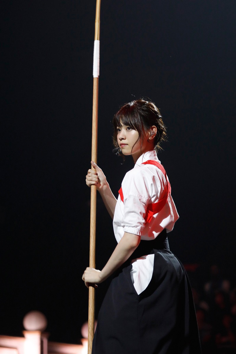 なぎなたを構える西野七瀬。