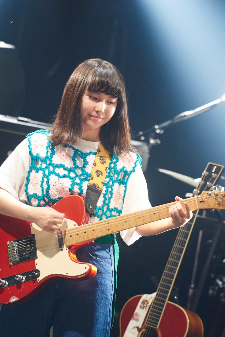 坂口有望、初のバンド編成ライブで赤いテレキャスかき鳴らす