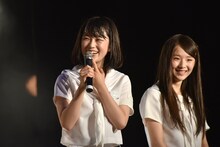 最近始めたメンバー個人のTwitterの内容について指摘される石野理子（左）。