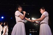 手をつなぐ原田珠々華（左）と新井乃亜（右）。