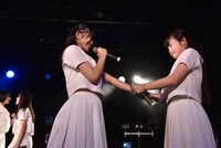 手をつなぐ原田珠々華（左）と新井乃亜（右）。
