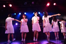 オリジナル曲「交換ノート」を披露するアイドルネッサンス。